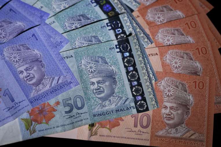 Malaysian Ringgit Declines Most in Two Weeks
