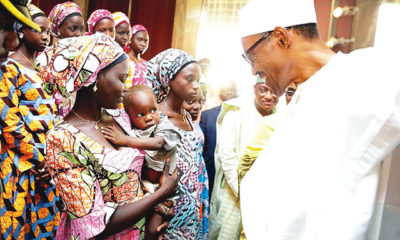 president-muhammadu-buhari-with-the-21-chibok-girls